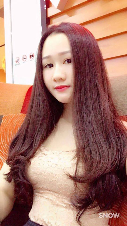 Ngoài ra, bà mẹ trẻ xinh đẹp cũng tích cực điều trị mụn bằng nhiều cách khác nhau. Thường xuyên tập thể dục và có chế độ ăn uống cẩn thận giúp da mặt cô nhanh chóng hồi phục.