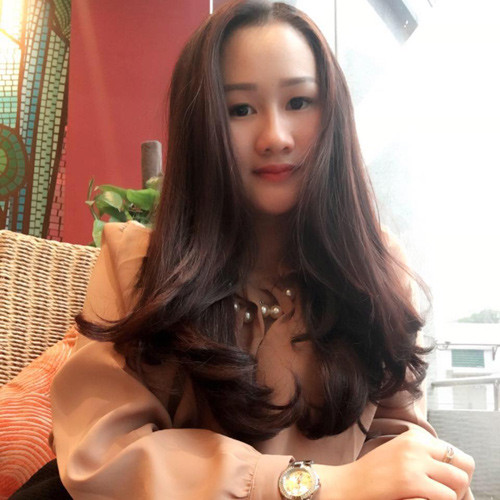 Cẩm Nhung từng là một cô gái xinh đẹp, da trắng nõn nà, vóc dáng cao ráo. Thế nhưng khi mang bầu, nhan sắc của cô lao dốc không phanh: cân nặng tăng lên, mặt phù nề, mắt húp híp, da sạm môi thâm, mụn trứng cá mọc dày đặc… Cẩm Nhung chia sẻ, sự thay đổi bất ngờ khiến cô sốc đến độ không dám soi gương. Mọi người xung quanh thì người thắc mắc, kẻ chê bai… khiến " bà bầu xấu xí" buồn bã, chán nản.
