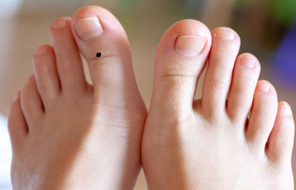 Nốt ruồi ở ngón chân cái. Nếu bạn sở hữu một nốt ruồi ở ngón chân cái được xem là ngón trụ cột trên bàn chân. Một người khi sở hữu nốt ruồi này thường dễ nắm được quyền lực trong công việc. Những người phụ nữ này thường có khả năng lãnh đạo xuất chúng tài tình.
