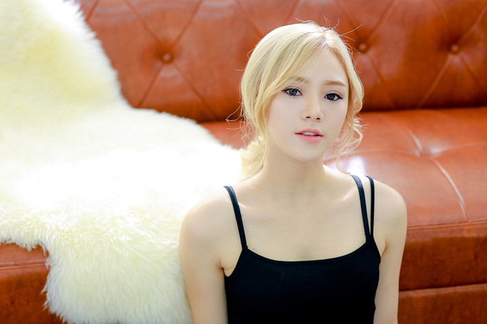 Mới đây diễn viên, hot girl Quỳnh Kool gây chú ý khán giả với mái tóc màu vàng khói vô cùng sáng tạo và khác lạ.
