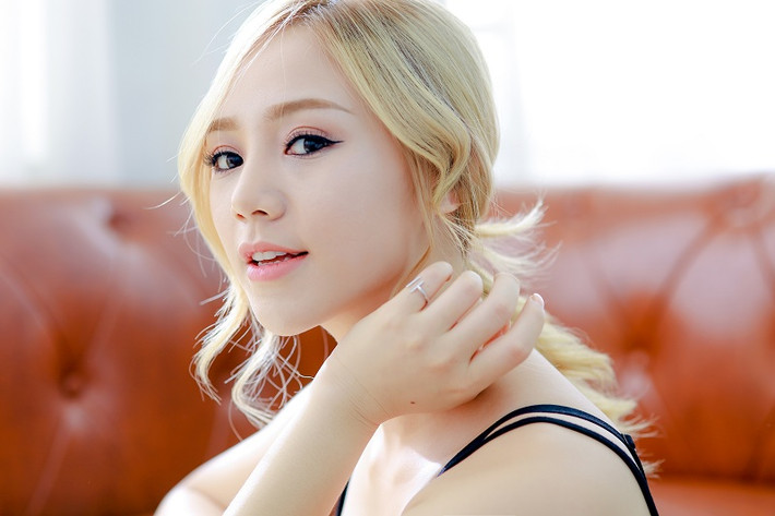 Sở hữu gương mặt bầu bĩnh, nước da trắng, nụ cười tỏa nắng cùng với vóc dáng cân đối, cô nàng đã gây được ấn tượng cho giới trẻ Việt ngay từ lần đầu xuất hiện.
