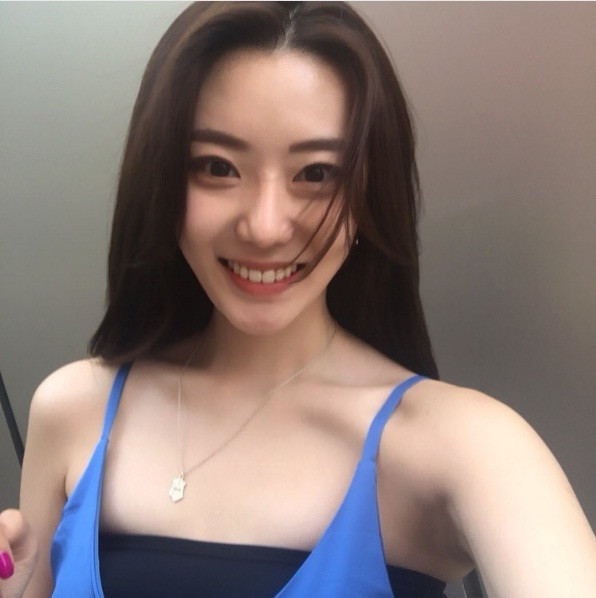 Thật sự không khó lý giải vì sao một khoảnh khắc tại sự kiện âm nhạc của Baek Buthana lại khiến nhiều người phát cuồng đến vậy. Chỉ cần replay vài lần đoạn clip cô nữ sinh Hàn Quốc này nhún nhảy trên nền nhạc vui tươi, mạnh mẽ, ngắm nghía nụ cười và chiêm ngưỡng thân hình của Baek Buthana... mọi người có được câu trả lời.