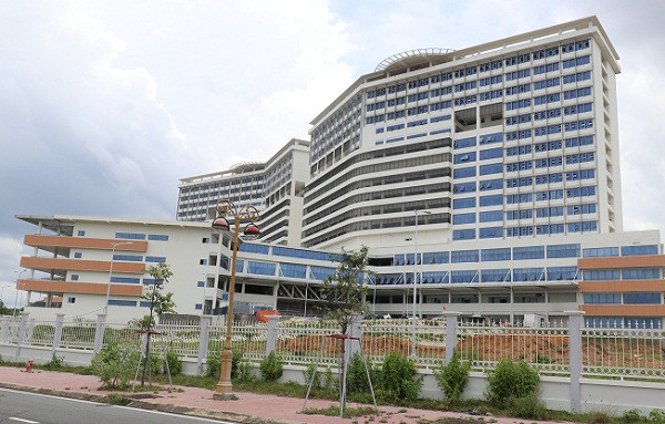 Công trình sau đó ngưng thi công suốt gần 3 năm. Đến đầu 2019, bắt đầu thi công trở lại và dự kiến đến khoảng tháng 6/2020 thực hiện xong bàn giao cho Sở Y tế, nhưng đến nay dự án vẫn chưa hoàn thành. (Ảnh: Xuân Mai).