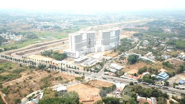 Với một số hạng mục cần hoàn thiện để kết nối các dự án thành phần lại với nhau, đảm bảo bệnh viện đủ điều kiện hoạt động, BQL đang phối hợp với Sở Xây dựng, tham mưu UBND tỉnh để có chủ trương cho các chi phí phát sinh, khoảng hơn 100 tỷ đồng. Trong điều kiện thuận lợi, BQL sẽ kết thúc phần việc này trong quý 3/2023. (Ảnh: Tiền Phong).