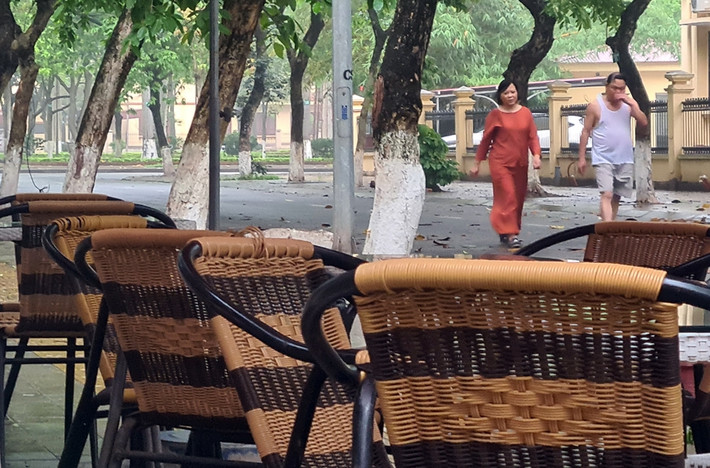 Người đi bộ phải đi xuống lòng đường khi vỉa hè đã bị các quán cà phê “nuốt chửng”.
