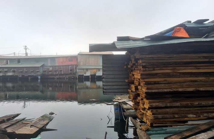 Xây dựng trái phép, sử dụng sai mục đích đất, những xưởng gỗ hoạt động ở khu vực Trũng Phan vô cùng nhộn nhịp, tiềm ẩn nhiều nguy cơ cháy nổ.