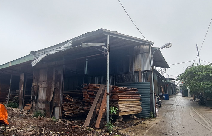 Ông Nguyễn V.P (người dân) cho biết thêm, khu Trũng Phan vốn là đất nông nghiệp được dùng vào việc canh tác, sản xuất hoa màu. Theo thời gian, một phần cánh đồng đã được nhiều cá nhân mua bán, rồi “hô biến” thành các xưởng sản xuất gỗ. Một số nhà xưởng còn được “hợp thức hóa” xây dựng từ trước năm 2014.