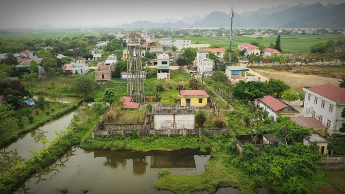 Theo phản ánh của người dân, trên địa bàn xã Yên Quang, huyện Nho Quan, tỉnh Ninh Bình hiện có một nhà máy nước sạch bỏ hoang nhiều năm, gây lãng phí ngân sách Nhà nước.