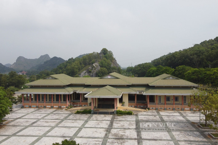 Trung tâm Hội nghị Hàm Rồng (phường Hàm Rồng, TP Thanh Hóa, tỉnh Thanh Hóa) được khởi công năm 2012, đưa vào sử dụng tháng 11/2014. (Ảnh: Dân Việt).