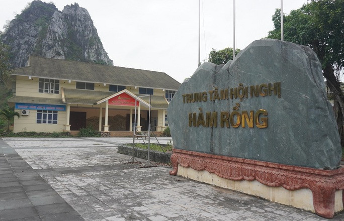 Sau nhiều lần điều chỉnh, Trung tâm Hội nghị Hàm Rồng được nâng tổng mức đầu tư lên hơn 160 tỷ đồng, từ nguồn vốn vay ưu đãi nước ngoài và khoảng 10% vốn đối ứng. (Ảnh: Người lao động).