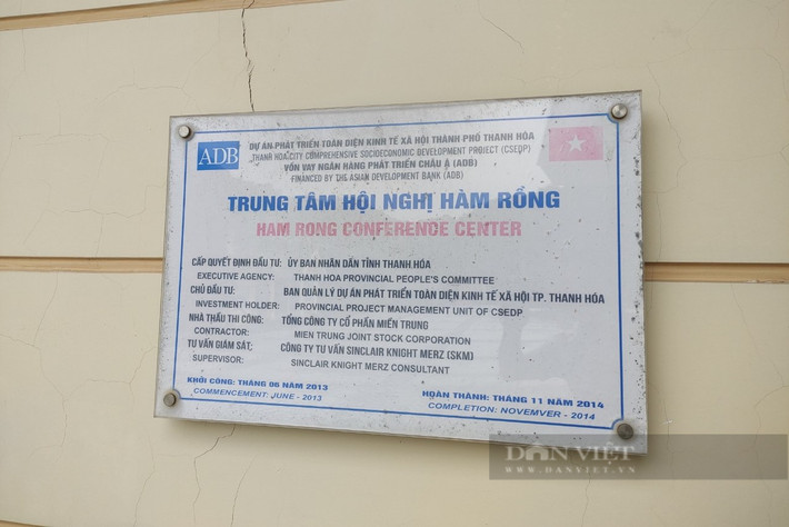 Việc di chuyển 5 đơn vị sẽ thực hiện xong trước quý 3/2022. Tuy nhiên, đến nay, công trình vẫn bỏ hoang. (Ảnh: Dân Việt).