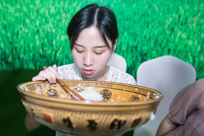 1. Mật Tử Quân (26 tuổi, đến từ Trùng Khánh, Trung Quốc) còn được cộng đồng mạng biết đến với nickname Mi Zijun. Tử Quân từng là một trong những cô gái được tìm kiếm nhiều nhất ở Trung Quốc với kỷ lục ăn 4 kg cơm trắng trong 80 phút. Ngoài ra, cô gái 26 tuổi còn khiến nhiều người nể phục khi một mình ăn hết 4 kg thịt bò đã thái sẵn, 108 chiếc nem, 12 gói mì ăn liền hay 52 chiếc bánh ngọt.