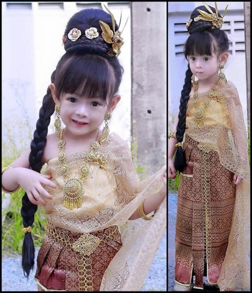 Tuy còn nhỏ tuổi và chưa qua đào tạo, cách tạo dáng chụp ảnh của cô nàng nhóc tỳ người Thái đã không kém gì các người mẫu chuyên nghiệp.