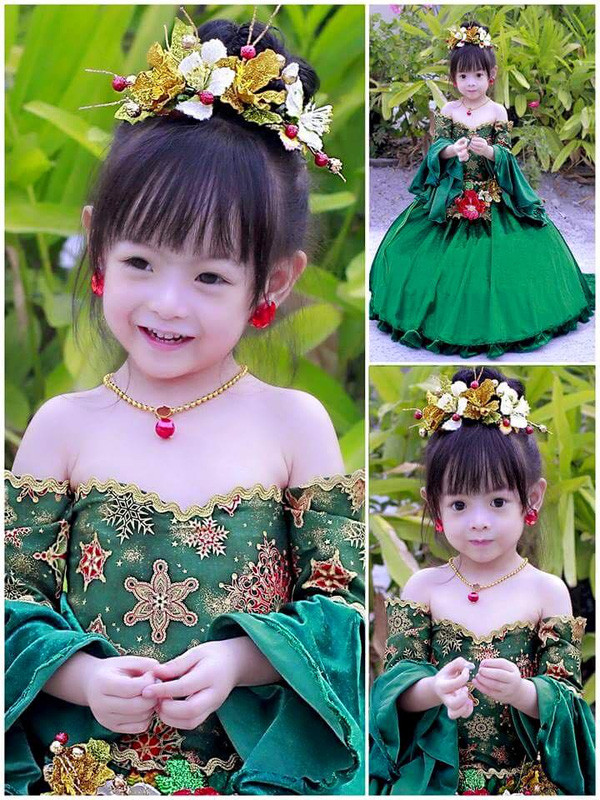 Chỉ trong một vài ngày, cộng đồng mạng xứ Chùa Vàng đã chia sẻ với tốc độ nhanh chóng mặt các bức ảnh của bé gái Thái Lan trong trang phục truyền thống của phụ nữ nhiều quốc gia. Trong các bộ trang phục khác nhau, cô bé đã hóa thân rất thành công thành các mỹ nữ thời xưa xinh đẹp, kiêu sa.