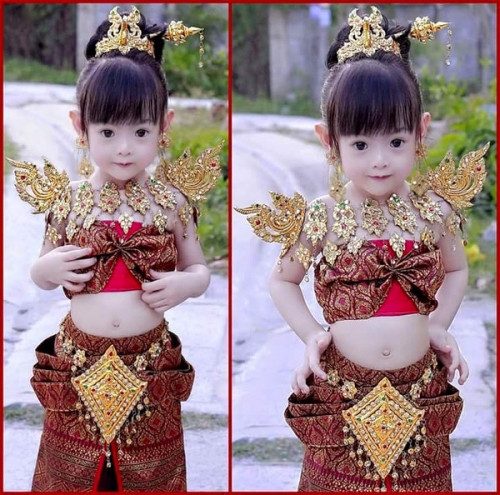 Nhiều người đồn đoán, bé gái xinh đẹp này chỉ khoảng 3 tuổi hoặc 4 tuổi.