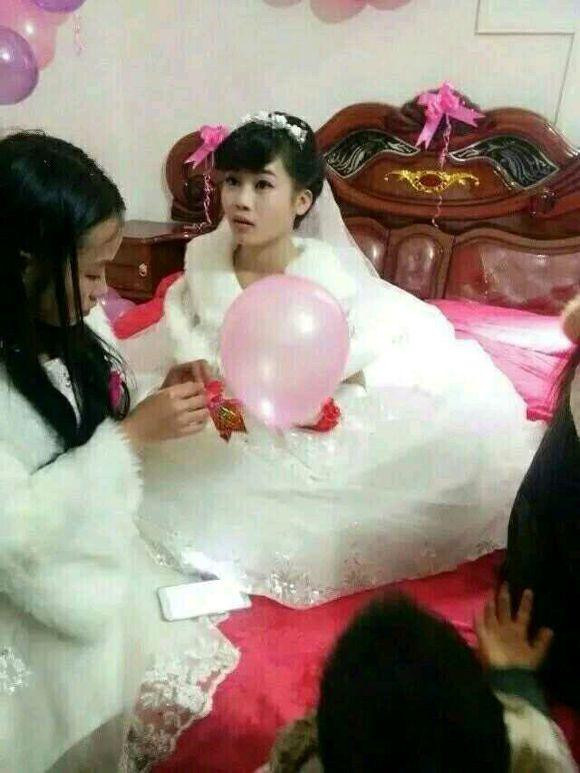 Chính những điểm này đã khiến dân mạng Trung Quốc dấy lên nhiều nghi vấn. Đa số cho rằng đây là một đám cưới “không thể chấp nhận được”, chính xác là một vụ tảo hôn bởi cô dâu, chú rể vẫn chỉ là trẻ ranh, chưa đến tuổi kết hôn. Tuy nhiên, theo tìm hiểu, đám cưới này đã được gia đình đôi bên đồng ý cho tổ chức. Lễ thành hông diễn ra trước sự chứng kiến của quan viên hai họ và ai nấy đều vui vẻ. Trước những đồn đoán từ dư luận, cô dâu họ Ngô đã lên tiếng, nói với phóng viên CCTV để đính chính lại mọi chuyện.