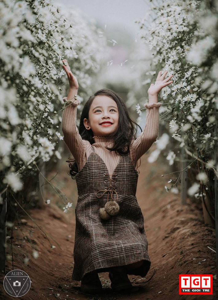 Dù còn khá nhỏ nhưng cứ mỗi khi thấy máy ảnh chĩa về phía mình là cô bé lại cười tít mắt làm duyên.