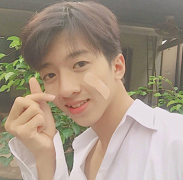 Gần đây, dân mạng được phen sục sôi vì ' hot boy băng dính'. Bên cạnh tấm ảnh chuẩn Hàn Quốc với nước da trắng hồng, đôi mắt một mí cùng đôi môi đỏ mọng, cậu bạn hot boy này còn khiến dân mạng cười ngả nghiêng vì phong cách kì quặc - dán băng urgo lên mặt. Tuy nhiên, vẻ điển trai của cậu chàng này thì không ai có thể phủ nhận được. Ngay sau đó, danh tính của cậu bạn điển trai này được tìm thấy. Được biết, 'chàng trai băng dính' này có tên Nguyễn Tuấn Trường (sinh năm 2001, sinh sống tại Bình Dương).
