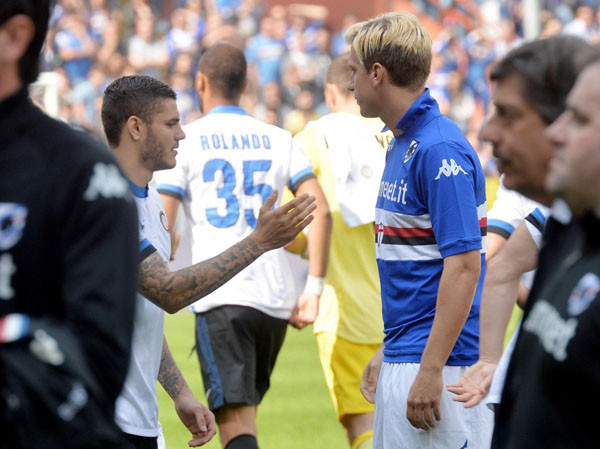 Maxi Lopez (áo xanh) và cô vợ Wanda Nara là một trong những cặp đôi đẹp nhất của giới cầu thủ. Trong nhiều năm, họ có với nhau 3 mặt con và một tình yêu khiến nhiều người phải ngưỡng mộ. Tuy vậy, cuộc hôn nhân của họ bất ngờ chấm dứt, và điều đó bắt nguồn từ sự xuất hiện của Mauro Icardi (áo trắng). Chàng tiền đạo đang khoác áo Inter này từng được Maxi Lopez (đang khoác áo Chievo Verona) xem như em trai khi cùng là người Argentina.