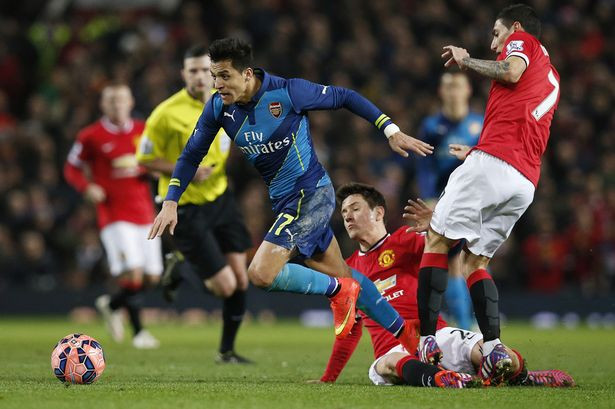 Alexis Sanchez (áo xanh) có thể là một hình mẫu, thần tượng được yêu mến tại Arsenal, nhưng ở ngoài đời lại không được như vậy, cầu thủ được mệnh danh là Don Juan của Chile lại vướng vào khá nhiều vụ scandal tình ái.