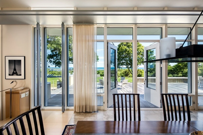 Cửa sổ hướng ra bờ biển Chilmark Pond và Đại Tây Dương.