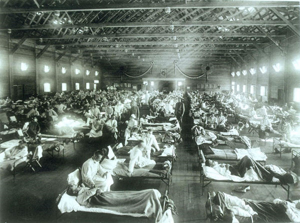 Dịch cúm Tây Ban Nha: Dịch cúm Tây Ban Nha năm 1918-1919 là đại dịch toàn cầu lớn nhất với 500 triệu người, tức, một phần ba dân số thế giới vào thời điểm đó, nhiễm bệnh. Đại dịch làm khoảng 20-50 triệu người thiệt mạng, theo History. Bệnh xuất hiện đầu tiên ở châu Âu, sau đó lan sang Mỹ và một phần châu Á. Nó nguy hiểm vì biểu hiện ban đầu chỉ tương tự cúm thường. Khi ở thể nặng, da bệnh nhân chuyển sang màu xanh, ho dữ dội dẫn tới ói mửa, tiểu tiện không tự chủ. Virus tấn công mạnh vào phổi và nhiều nạn nhân chết vì viêm phổi. Ảnh: Wikipedia