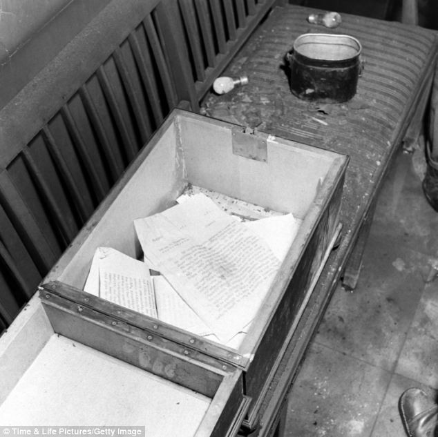 Khi khám xét căn hầm, binh sĩ phe Đồng minh tìm thấy nhiều tài liệu của Đức Quốc xã mà Hitler cất trong một két sắt lớn gần bàn làm việc.