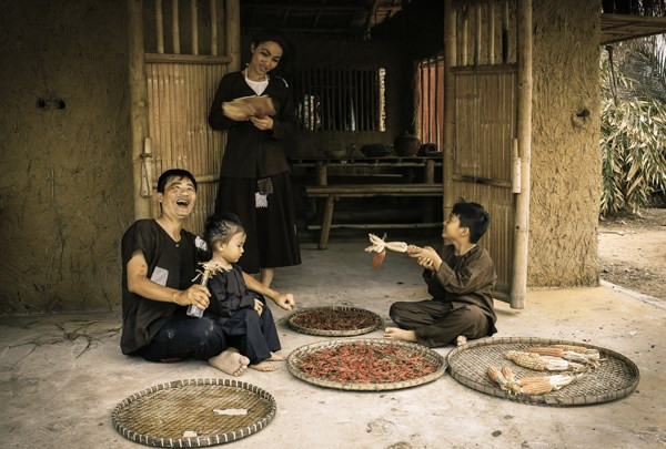 Bộ ảnh Chí Phèo Thị Nở được Hoàng Bách lấy ý tưởng từ ký ức tuổi thơ. Anh chia sẻ, hồi nhỏ anh hay được người thân gọi là Chí Phèo vì cái tật thích nhõng nhẽo, ăn vạ. Thậm chí, mọi người còn trêu anh lớn lên chỉ có Thị Nở mới lấy nhưng nam ca sỹ cho rằng, anh thật may mắn khi đã gặp được “Thị Nở” của đời mình.