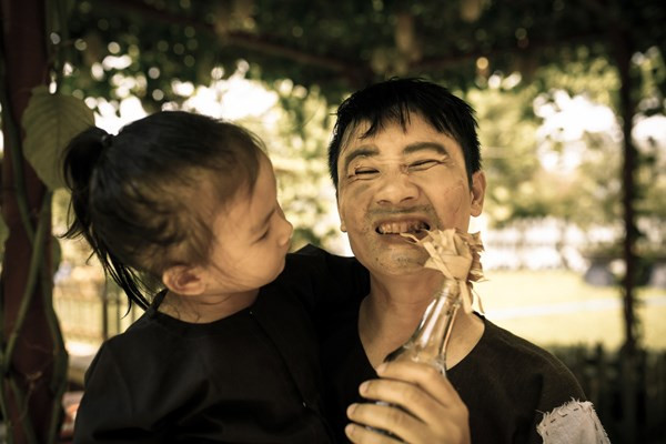 Hoàng Bách với biểu cảm xấu “khó đỡ” bên cạnh con gái 3 tuổi.