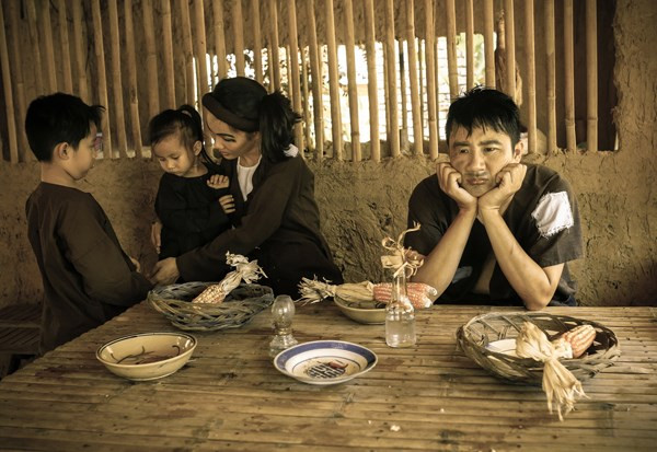 Thông qua bộ ảnh, Hoàng Bách nhấn mạnh đến giá trị nhân văn trong tình yêu thời hiện đại, rằng nếu biết quan tâm, thấu hiểu lẫn nhau thì dù có xấu xí như Chí Phèo, Thị Nở, các cặp đôi vẫn có thể gây dựng nên một gia đình đầm ấm.