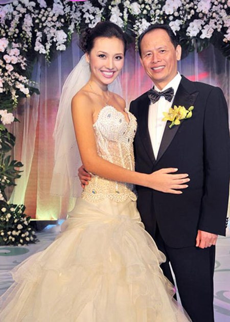 Giải Bạc Siêu mẫu Việt Nam 2009 Huỳnh Thanh Tuyền có đủ tố chất để trở thành người mẫu tài năng. Tuy nhiên, cô không ngần ngại tuyên bố từ giã sự nghiệp rộng mở để lên xe hoa với ông trùm truyền thông Nguyễn Quang Minh. Ông Nguyễn Quang Minh là tổng giám đốc Công ty truyền thông Cát Tiên Sa - đơn vị đang sản xuất nhiều chương trình hot trên sóng VTV như The Remix, Giọng hát Việt,...