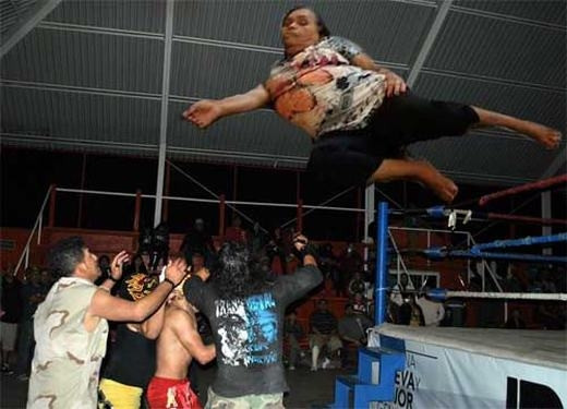 Nhiều nạn nhân, không chỉ riêng gì người phụ nữ này bị chụp chộp ảnh chế, ghép ảnh đủ các hình thù trên đời. Cộng đồng mạng không chút thương cảm, còn tỏ ra thích thú và hào hứng với những tấm hình chế hài hước.