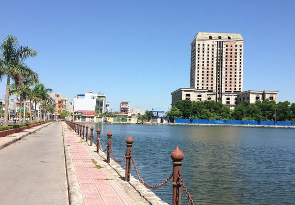 Theo quan sát, công trình đã hoàn thiện xong phần xây thô. Nhiều hạng mục đang thi công dang dở. Khuôn viên xung quanh dự án cỏ mọc đầy, người dân tận dụng làm nơi thả diều bán nước, chạy bộ hay đi vệ sinh.