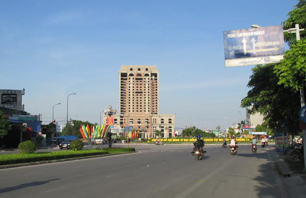 Nằm ở vị trí đắc địa cuối đường Trần Hưng Đạo, một mặt nhìn ra hồ Truyền Thống, với chiều cao 20 tầng, khách sạn này được cho là toà tháp cao nhất Nam Định cho tới thời điểm này. Đi từ các cửa ngõ vào thành phố, người ta đều dễ dàng nhìn thấy tòa cao ốc. Tuy nhiên, người dân không khỏi xót xa bởi công trình đang bỏ hoang nhiều năm nay.
