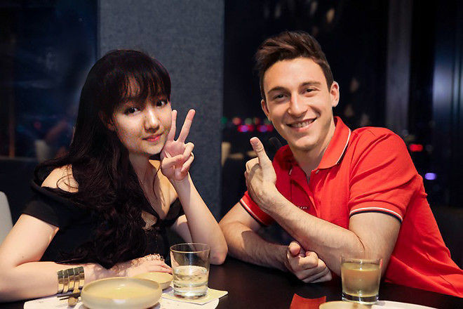 Vy bộc lộ sự sung sướng của mình: “Thật không thể tin nổi! Darmian đăng lại hình của mình trên trang chính thức của anh ấy! Hiện giờ tay mình bủn rủn hết rồi! Sự nỗ lực, cố gắng bao lâu cuối cùng cũng được đền đáp. Ít ra Darmian cũng biết có một đứa như mình tồn tại trên đời và tranh của mình được hàng trăm nghìn fan MU trên thế giới xem. Mình có thể chết vì sướng mất thôi!”.