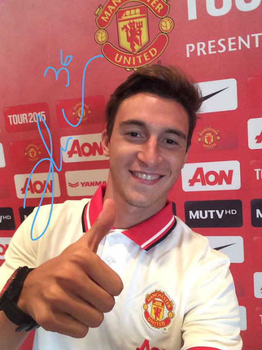 Matteo Darmian là một trong 4 bản hợp đồng mới nhất của Quỷ đỏ trong mùa chuyển nhượng năm nay. Cầu thủ người Italy sinh năm 1989 chuyển đến từ CLB Torino và một trong những cái tên được rất nhiều fan MU đặt kỳ vọng trong mùa giải mới. Từ khi còn chơi bóng ở Seria A, Darmian đã nổi tiếng là một tài năng trẻ, một hậu vệ cánh chất lượng và một cầu thủ đẹp trai luôn dễ hớp hồn nhiều fan nữ.
