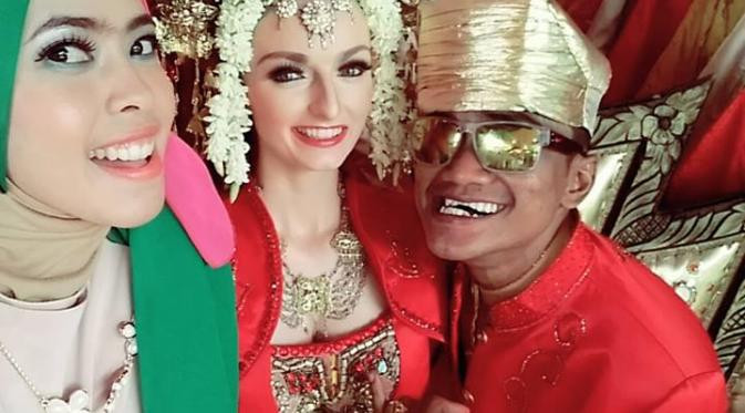 Ít ai ngờ một anh chàng xấu xí, có khuôn mặt hơi kỳ quặc như Bayu Kumbara lại có thể cưới được Jennifer Brocklehurst, một cô vợ Tây xinh đẹp người Anh với ngoại hình, khuôn mặt rất kiêu sa. Ngày 8/8 trở thành ngày hạnh phúc nhất với chú rể người Indonesia khi cuối cùng anh cũng cưới được vợ sau rất nhiều khó khăn, trắc trở.
