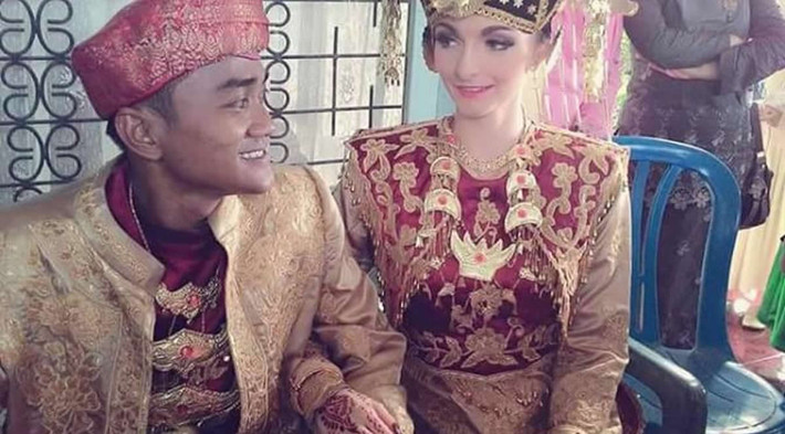 Bayu Kumbara là một chàng trai người Indonesia, có ngoại hình dưới mức trung bình, thậm chí bị cho là xấu xí. Cách đây vài ngày Bayu Kumbara hạnh phúc khoe ảnh lễ thành hôn, cưới vợ Tây xinh đẹp khiến rất nhiều dân mạng bất ngờ, sửng sốt.