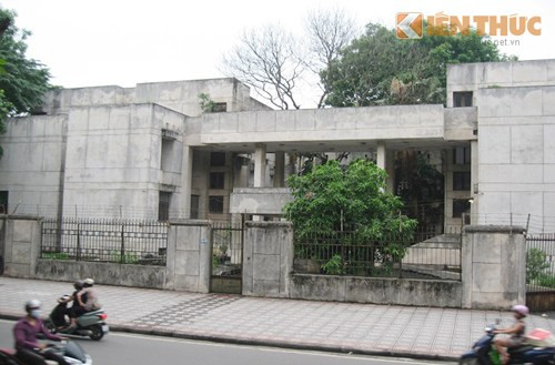 Ngôi biệt thự bỏ hoang ở địa chỉ 300 Kim Mã, Ba Đình, Hà Nội từ lâu đã được xem là một trong những ngôi nhà bí ẩn nhất ở Thủ đô. Giới trẻ quen miệng gọi đây là nhà ma 300 Kim Mã với vô số câu chuyện, lời đồn rùng rợn xoay quanh ngôi nhà này.