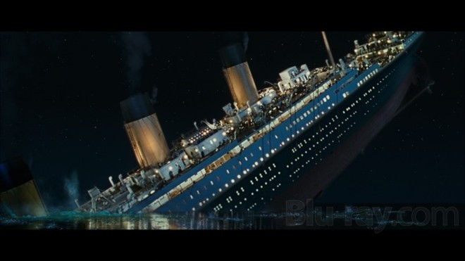 Titanic từng được mệnh danh con tàu "khổng lồ, không thể chìm được", gặp nạn trong chuyến hạ thủy đầu tiên trên hành trình vượt Đại Tây Dương, từ Southampton, Anh, đến New York, Mỹ. Con tàu huyền thoại chìm do đâm vào tảng băng trôi lúc 23h40 đêm 14/4/1912 và chìm xuống biển sau chưa đầy 3 giờ đồng hồ. Chỉ 710 người may mắn được tàu RMS Carpathia cứu thoát trong tổng số 2.224 hành khách và thủy thủ đoàn. Ảnh minh họa: Bluray