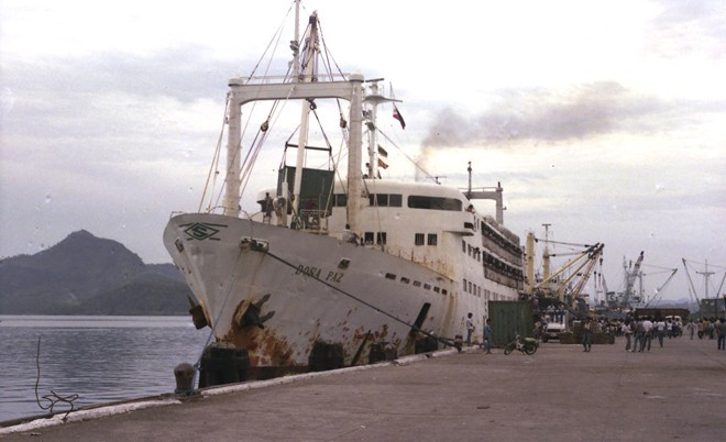 Tàu dân sự MV Dona Paz của Philippines gặp nạn vào đêm 20/12/1987 sau khi va phải tàu MT Vector vận chuyển 8.800 thùng dầu. Đây được coi là thảm họa chìm tàu dân sự tồi tệ nhất trong thời bình và là bài học đắt giá cho ngành hàng hải bởi nó xảy ra khi thủy thủ đoàn đang vui chơi và uống bia. Cú va đập mạnh làm xăng tràn nhanh gây cháy phao cứu sinh và hệ thống chiếu sáng nên việc thoát hiểm càng khó khăn.
