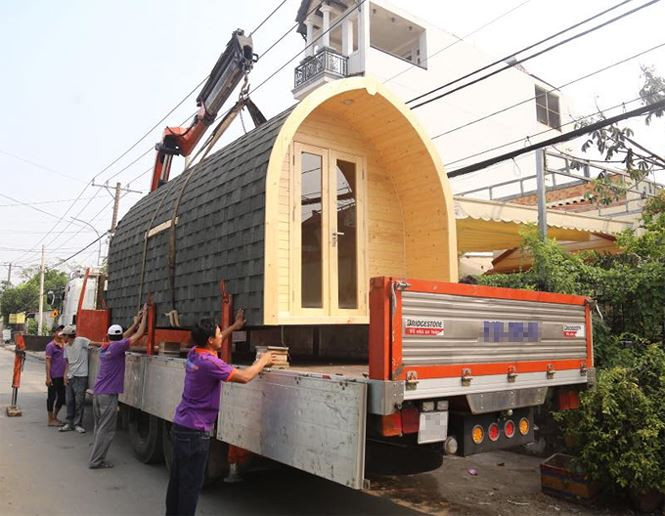Công trình được thiết kế chủ yếu bằng gỗ và các vật liệu nhẹ nên dễ dàng di chuyển tới bất cứ nơi nào. Với các khu vực có lối vào nhỏ, nhà cũng có thể tháo ra thành 10 module và lắp ráp lại nhanh chóng.