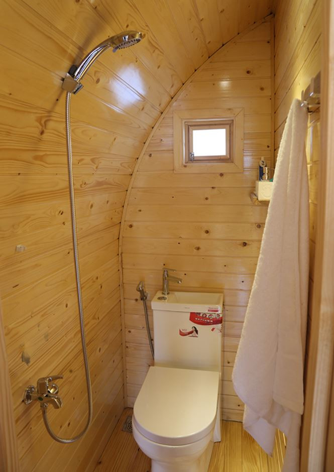 Phòng WC lắp đặt vòi sen, bồn cầu kết hợp với chỗ rửa tay tiết kiệm nước.