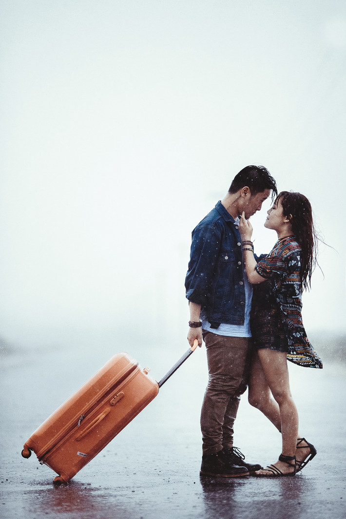Bộ ảnh của Minh Hiên và Công Hải cũng vậy, diễn biến xấu của thời tiết không hề cản trở công việc chụp ảnh, ngược lại chính nó đã trở thành điểm nhấn đầy thú vị, góp phần tạo nên cái “phiêu”, cái “chất” trong từng bức ảnh.