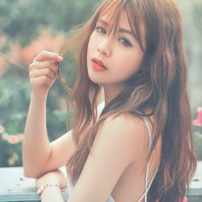 Tuy tham gia khá nhiều các hoạt động nghệ thuật nhưng cô nàng sinh viên Hành Chính vẫn luôn chỉnh chu trong việc học ở trường. Thùy Dương coi đó là nhiệm vụ chính mà cô phải thực hiện để đạt được những ước mơ trong tương lai. Cô nàng bật bí, bản thân cô có khả năng nói lưu loát tiếng Anh và từng đạt giải Olympic tiếng Anh khi học cấp 3. Ảnh: Chau Nguyen.