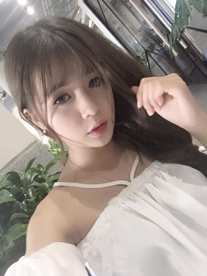 Với sức hút từ ngoại hình và gương mặt ăn ảnh, Thùy Dương thường xuyên nhận được những lời mời hợp tác cùng nhiều shop thời trang có tiếng tại Hà Nội. Nếu ai đó để ý kỹ thì sẽ thấy ảnh của cô nàng xuất hiện khá nhiều trong các album quảng cáo sản phẩm thời trang tuổi teen.