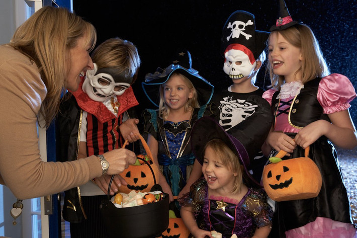 Lễ hội Halloween (Mỹ): Halloween bắt đầu phổ biến rộng rãi ở Mỹ kể từ thế kỷ 19. Lễ hội có nguồn gốc từ một nhóm người Scotland và Ireland nhập cư vào Mỹ. Halloween ở Mỹ được tổ chức chính thức vào ngày 31/10 hàng năm. Vào ngày diễn ra lễ hội ma quái này, mọi người thường hóa trang thành các nhân vật ma quái, trang trí nhà cửa theo phong cách kinh dị, rùng rợn. Trẻ em sẽ đến nhà hàng xóm xin kẹo, nếu không được chủ nhà cho, chúng sẽ quậy phá, chọc ghẹo om sòm trước cửa nhà. Ảnh: Monkey Business.