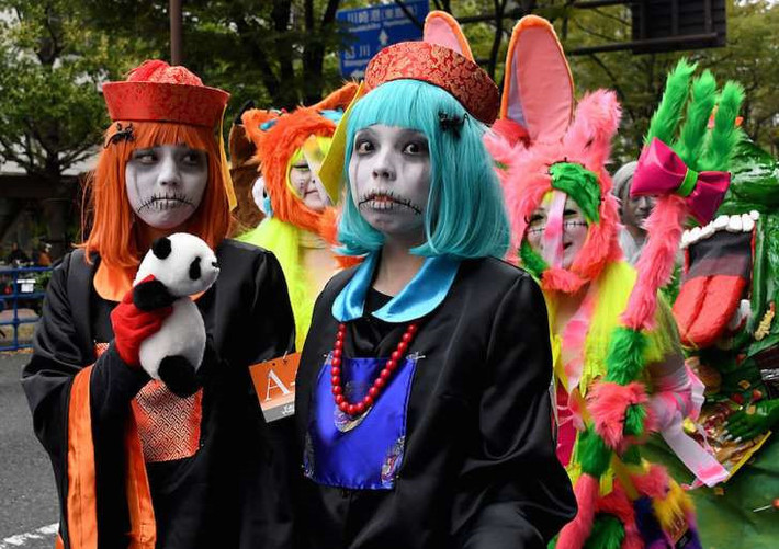 Halloween Kawasaki (Nhật Bản): Lễ hội hóa trang này cũng diễn ra ở Nhật Bản. Khác với Obon, Halloween Kawasaki có nhiều điểm tương đồng với lễ hội Halloween diễn ra ở Mỹ. Vào ngày cuối cùng của tháng 10, mọi người hóa trang theo phong cách ma quái và đi diễu hành khắp đường phố ở Kawasaki, vùng ngoại ô Tokyo. Ảnh: Toshifumi Kitamamura.