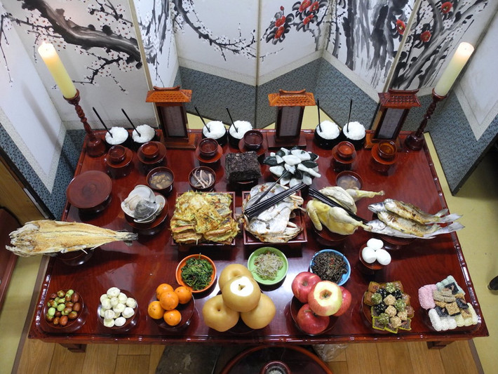 Lễ hội Chuseok (Hàn Quốc): Người Hàn Quốc tổ chức lễ hội này vào vụ mùa thu hoạch. Lễ hội diễn ra trong 3 ngày, ngày lễ chính là 15/8 âm lịch hàng năm. Vào ngày này, mọi người trong gia đình sẽ trở về quê hương, cùng nhau tổ chức lễ tạ ơn và ăn uống quây quần với ý nghĩa nhớ về tổ tiên, cội nguồn. Ảnh: Namwan030.