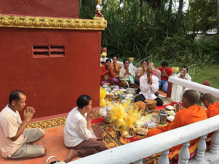 Pchum chen (Campuchia): Pchum Ben là một lễ hội Phật giáo kéo dài 15 ngày trong tháng 10 nhằm tưởng nhớ về tổ tiên theo truyền thống của người Campuchia. Vào ngày này, mọi người thường thắp nến, mở tiệc với những người thân trong gia đình và tham gia vào các cuộc đua trâu... Ảnh: Sreylyye.